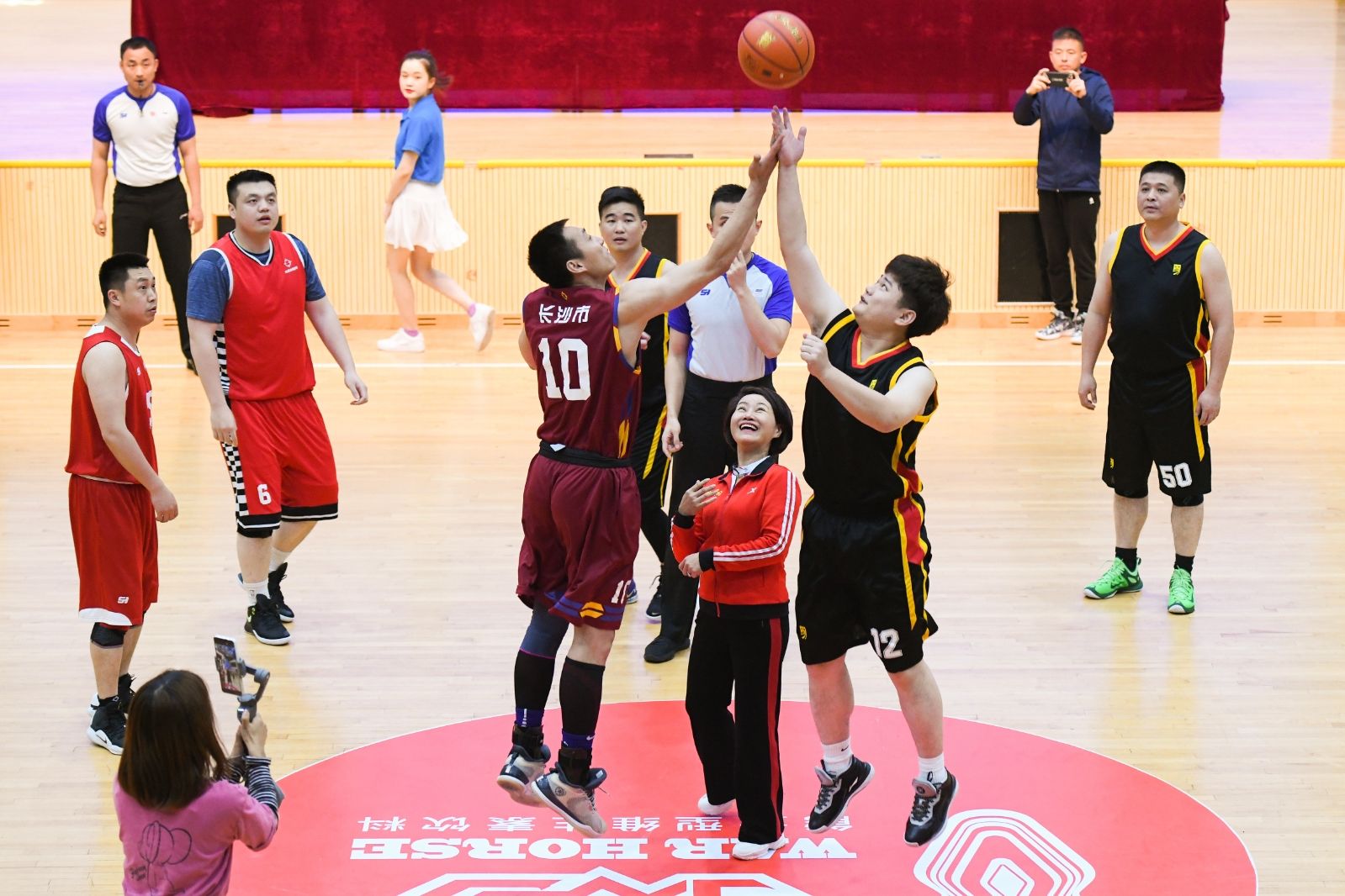 長沙市第十屆運動會（市直機關(guān)組）籃球賽 暨“戰(zhàn)馬杯”第十五屆市直機關(guān)干部職工籃球賽火熱開賽！